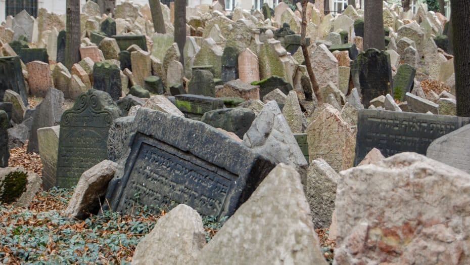 El Antiguo Cementerio Judío de Praga es uno de los lugares más estremecedores de la capital checa.