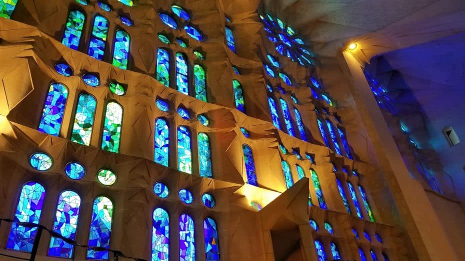 The stained glass windows in the Sagrada Familia have different colors