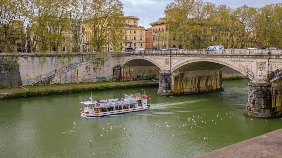 Best experiences in Rome - Going a cruise through the Tiber River