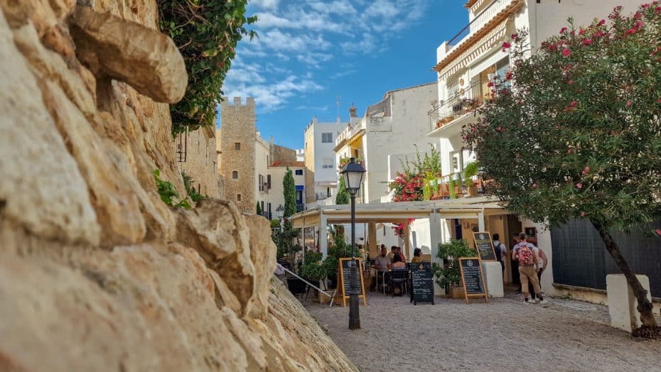 The town center is the best location in Sitges for sightseeing. This area also hosts excellent bars and restaurants.