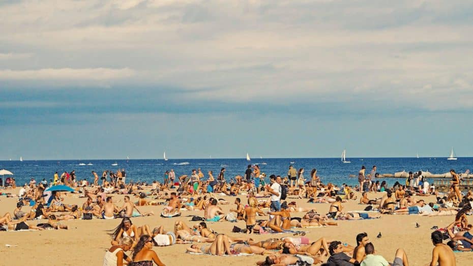 Summer in Barcelona = Crowded beaches