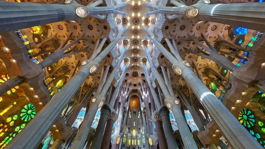 La Sagrada Família és un monument emblemàtic que no t'has de perdre en el teu primer viatge a Barcelona.