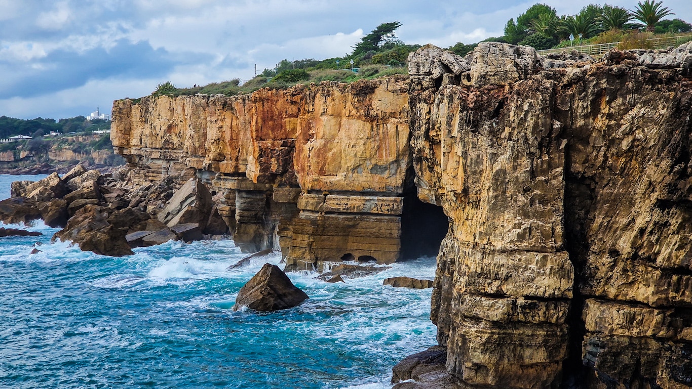 La Boca do Inferno (Bocca dell'Inferno) è una formazione rocciosa a Cascais, in Portogallo.