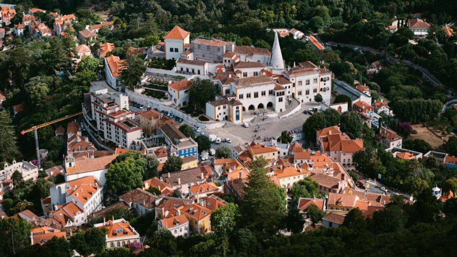 Sede del Palazzo Nazionale (nella foto), il centro della città è la posizione migliore a Sintra per visitare la città. Il miglior hotel della zona è Lawrences Hotel.