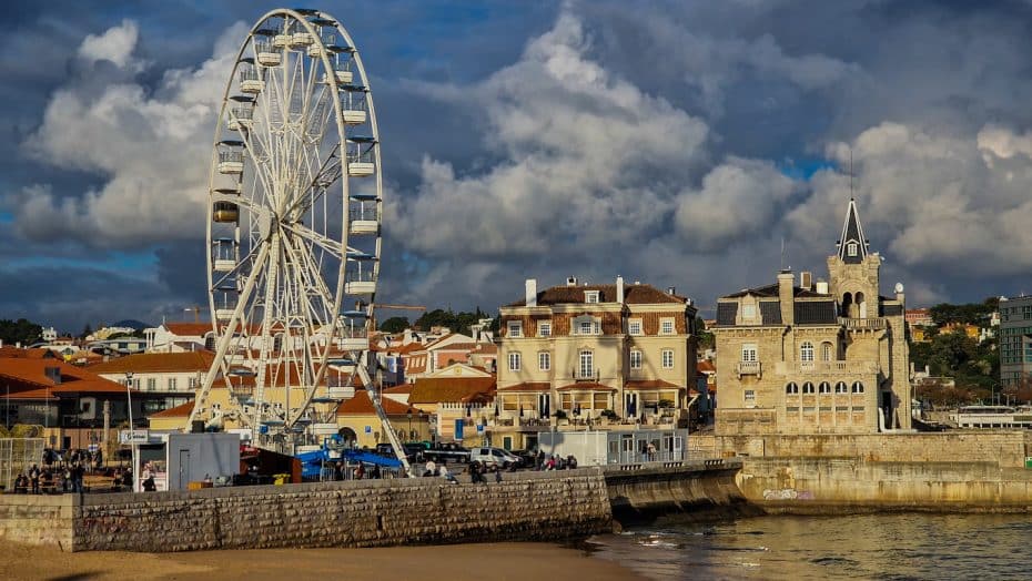 The best area to stay in Cascais is its center. This area is close to the beach and houses some of the best hotels in the city