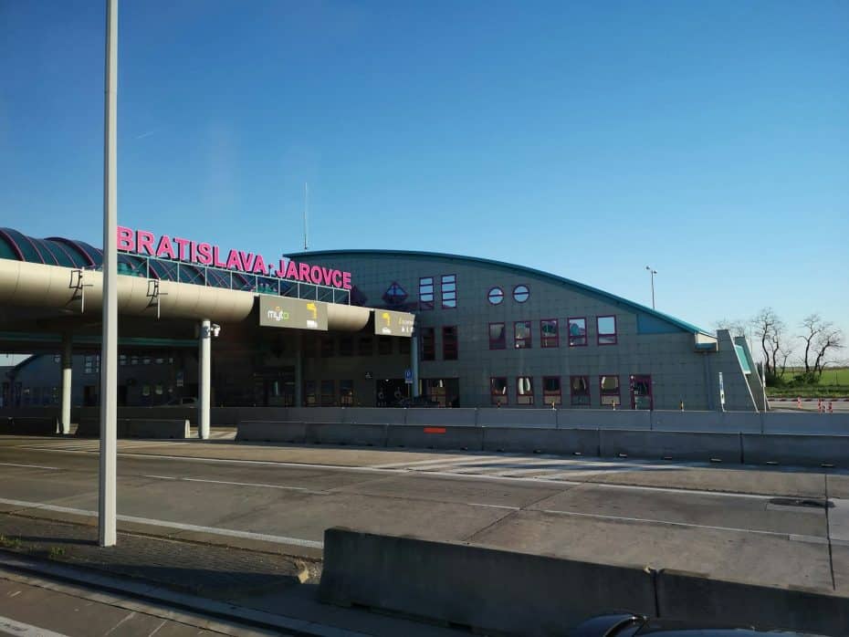 El aeropuerto BTS está situado en el distrito de Ruzinov, en Bratislava.