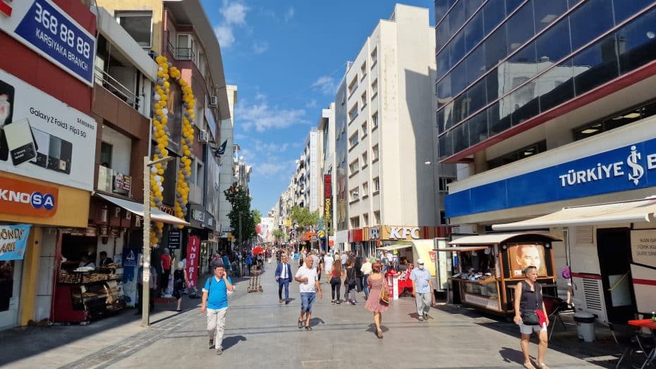 La via Cemal Gursel è una delle principali aree commerciali di Smirne.