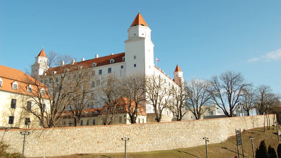 El casco antiguo de Bratislava rebosa historia y es perfecto para quienes disfrutan con el fácil acceso a monumentos, restaurantes y vida nocturna.