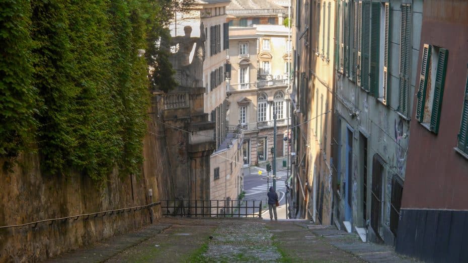 Las estrechas callejuelas de Génova, o caruggi, conducen a plazas ocultas y edificios antiguos.