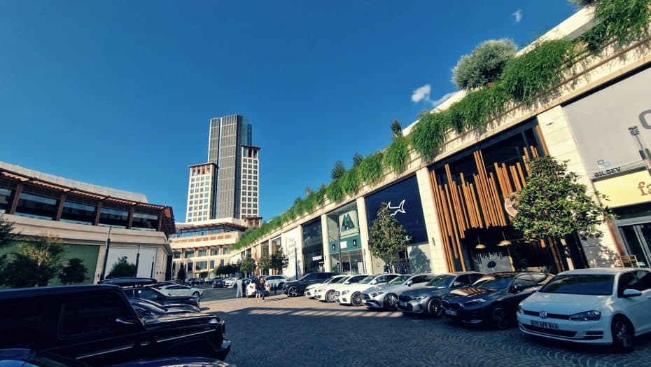 Sede del centro commerciale IstinyePark, Balcova è una nuova e scintillante area di lusso di Izmir.