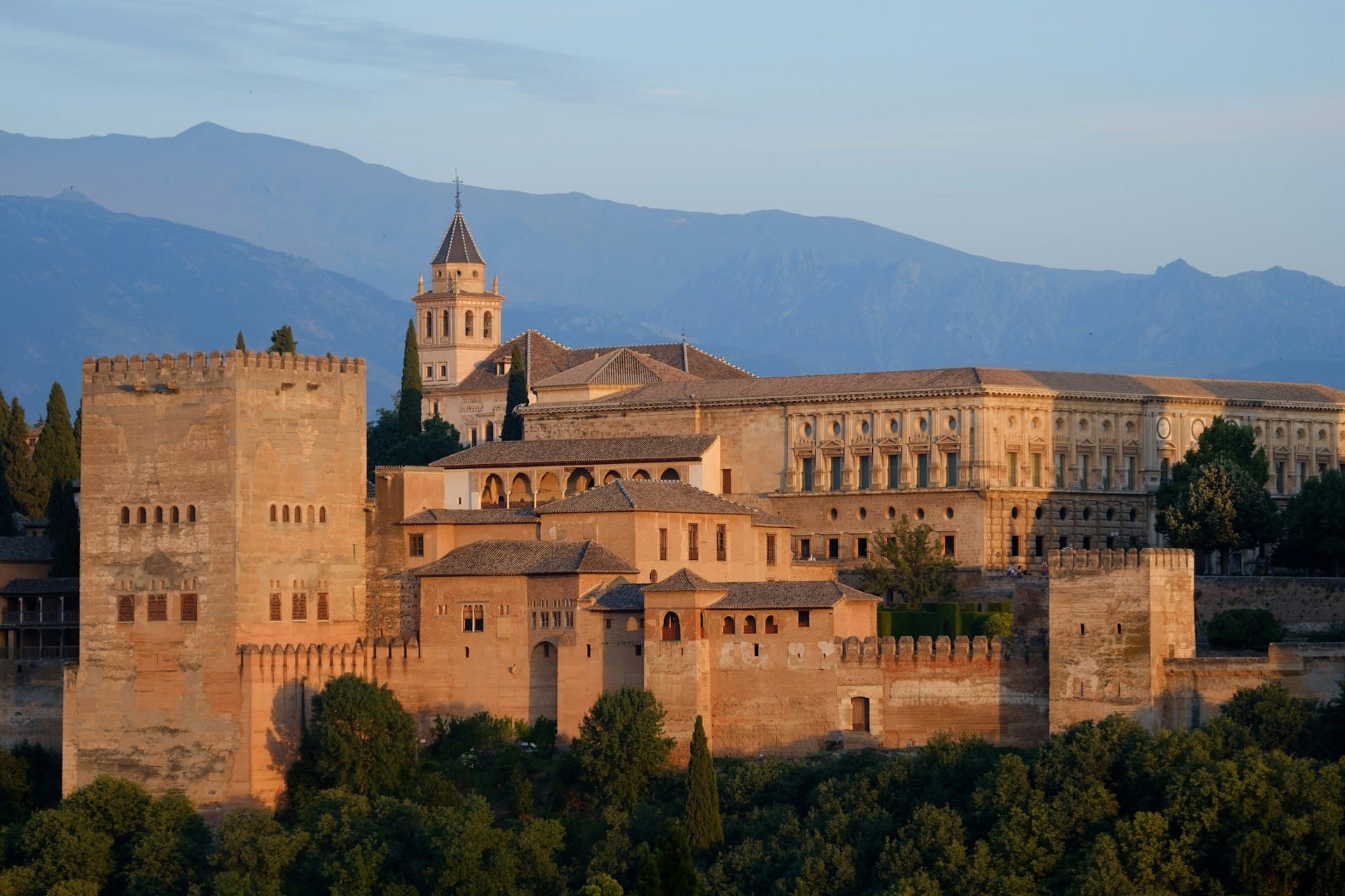 Amb l'Alhambra com a principal atracció, el districte Centro és el cor de Granada i el districte número un per a visitants.