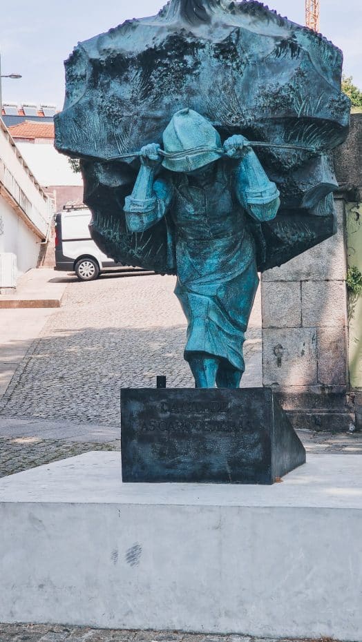 Monumento as Carquejeiras in Porto