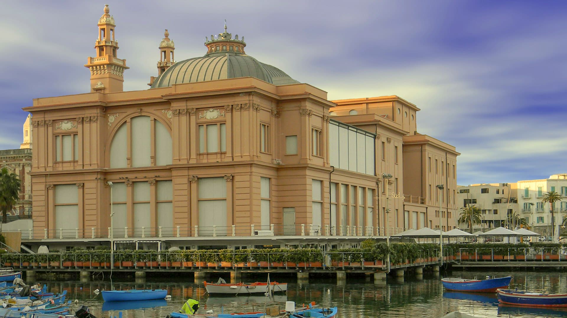 Murat ospita il teatri Marguerita e Petruzzelli ed è costellata di eleganti hotel e boutique alla moda.