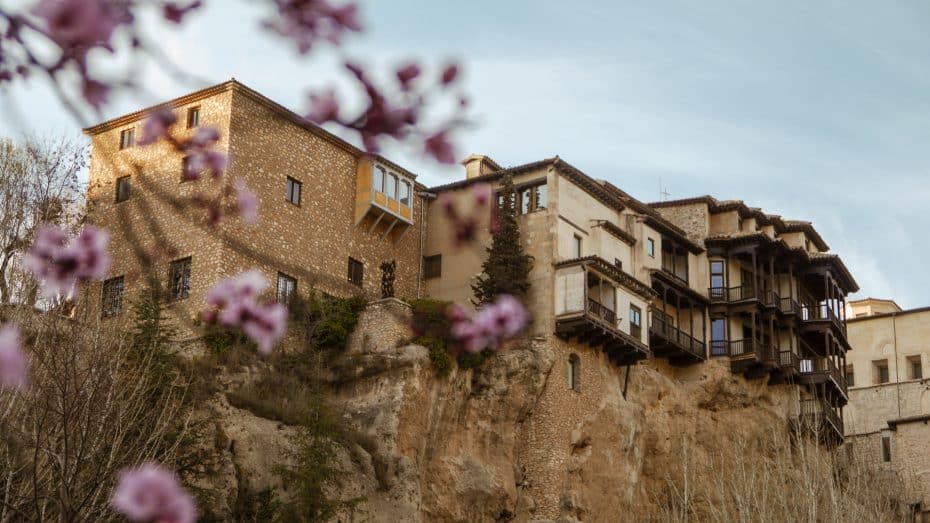 El Casco Antiguo es un excelente lugar donde alojarse en Cuenca por sus hermosas y estrechas calles y las famosas Casas Colgadas.