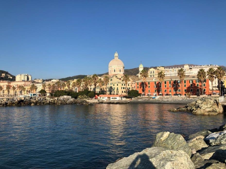Pegli è nota per le sue ville storiche e le spiagge della Riviera italiana.