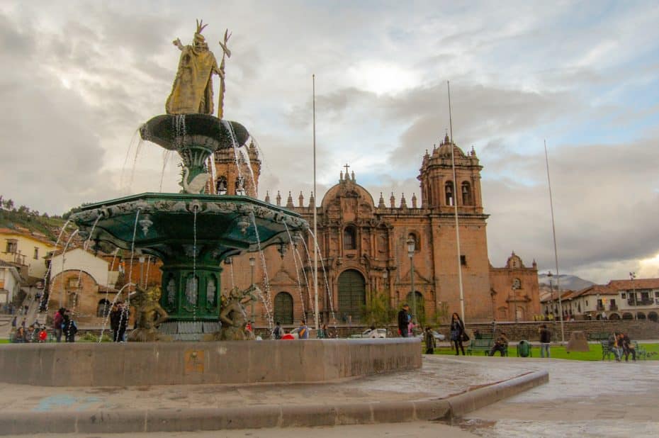 Plaza de Armas es el punto central de Cusco. Te permite acceder rápidamente a sitios históricos, mercados y lugares para comer.