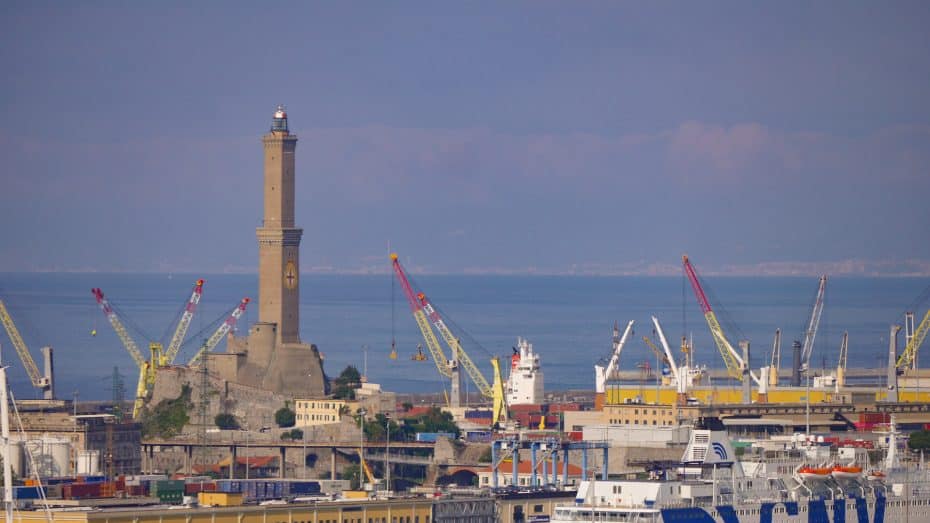 Il Porto Antico è l'area del porto vecchio di Genova, rinnovata e ricca di attrazioni culturali e di fascino marittimo.