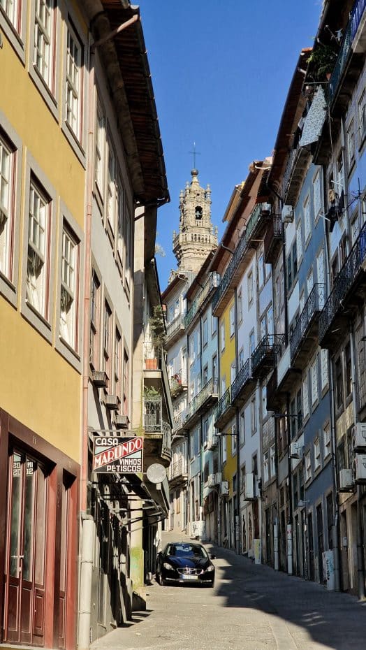 Pintoresca calle del centro de Oporto