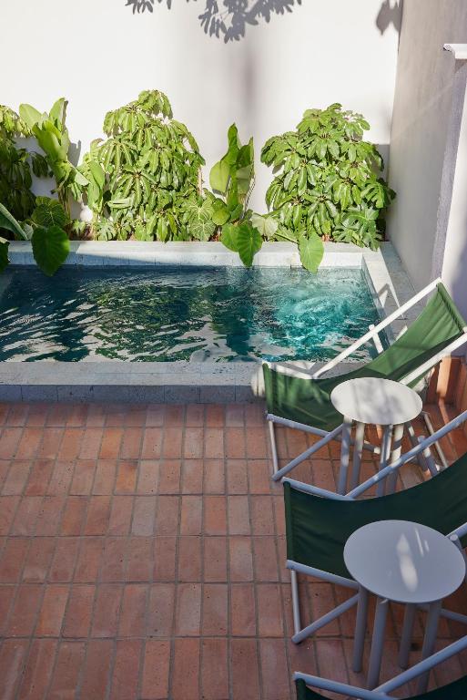Terraza y piscina en ANTIPODA HOTEL Boutique, El Poblado, Medellín