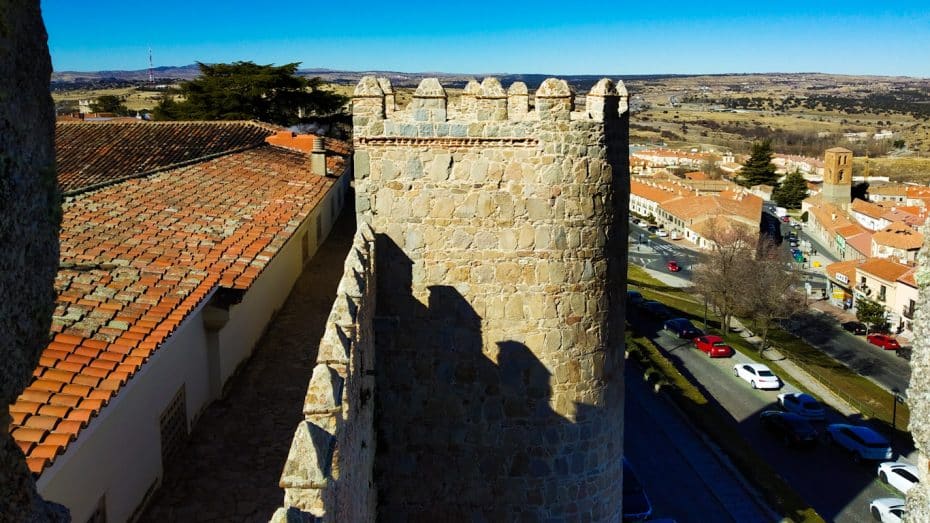 Rodejat de muralles medievals ben conservades, la Ciutat Amurallada és un lloc excel·lent per allotjar-se perquè està ple d'història i encant.