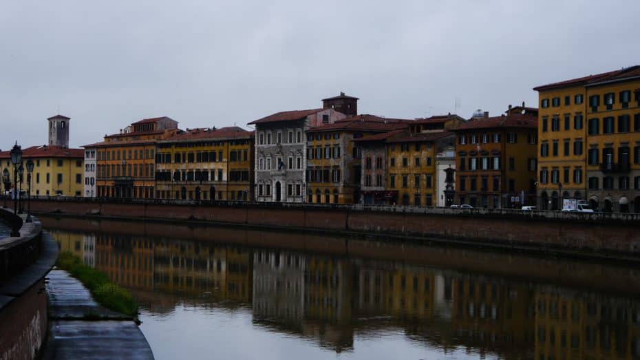 El río Arno crea un pintoresco telón de fondo a la belleza del Centro Storico de Pisa