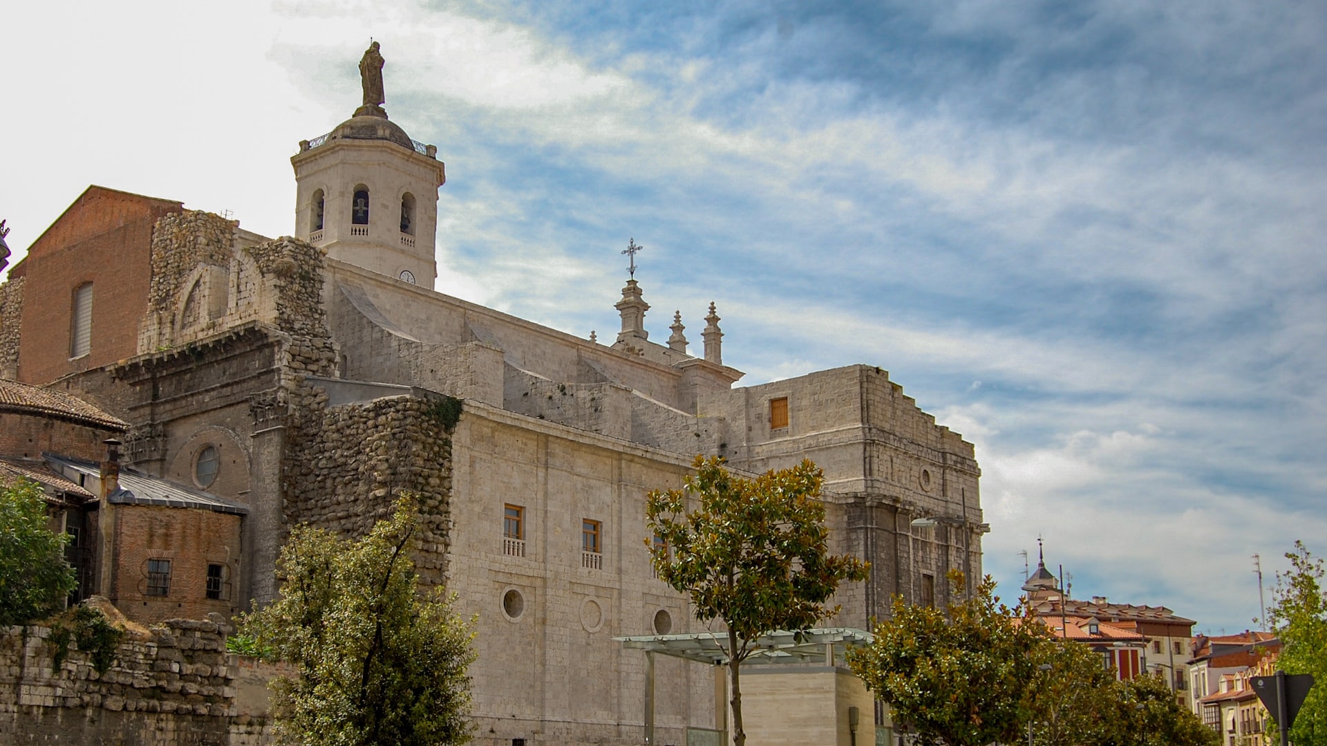 El casco antiguo de Valladolid es el corazón histórico y cultural de la ciudad, caracterizado por sus pintorescas calles empedradas y su arquitectura tradicional española.