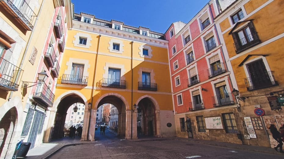 El casco antiguo es la mejor zona dodne alojarse en Cuenca, España. Esta parte de la ciudad es muy antigua, con calles estrechas y bonitos edificios.