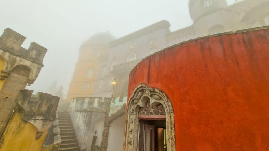 Las partes rojas del palacio formaban parte del antiguo monasterio, mientras que las amarillas se construyeron bajo las órdenes del rey Fernando