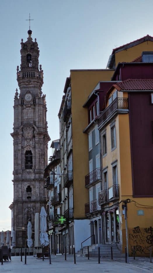 Torre dos Clérigos durante nuestra exploración de Oporto a primera hora de la mañana