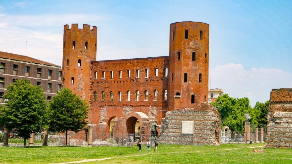 La Porta Palatina de Turín es una de las muchas atracciones del centro histórico.