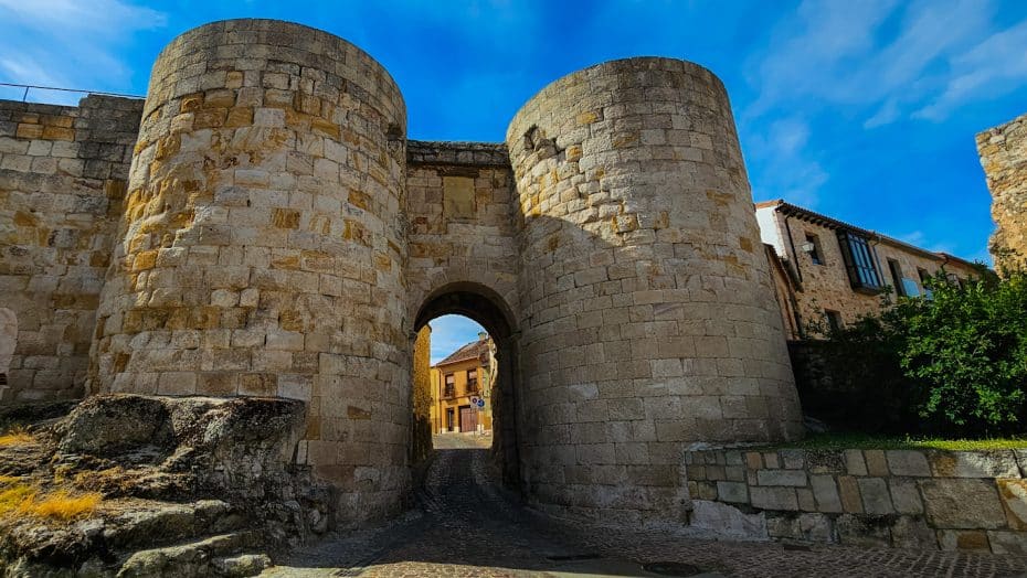 Puerta a las murallas del casco antiguo