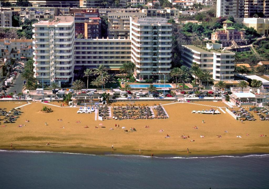 Bajondillo è situato direttamente lungo la costa, offrendo un accesso immediato alla spiaggia e viste panoramiche sull'oceano. È particolarmente popolare per la sua vicinanza al centro di Torremolinos.