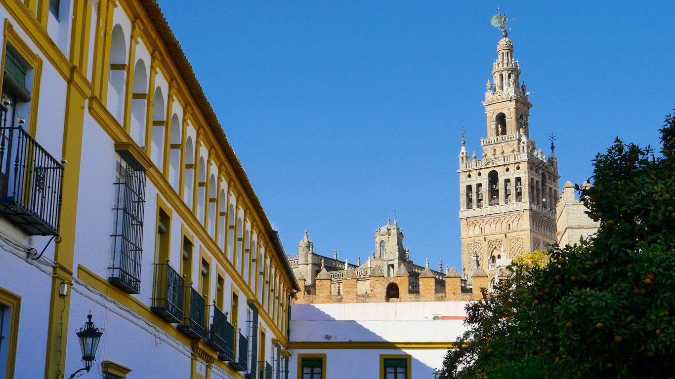 Il Casco Antiguo ha bellissimi edifici antichi, luoghi famosi come la Cattedrale di Siviglia e l'Alcazar, e molti ristoranti e negozi.