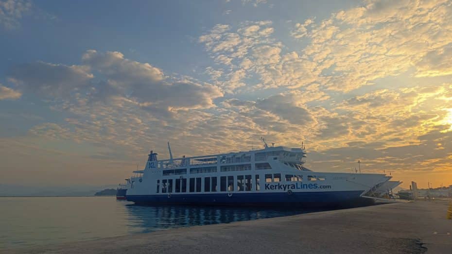 Il porto di Corfù offre servizi di traghetto per la terraferma, l'Italia e l'Albania
