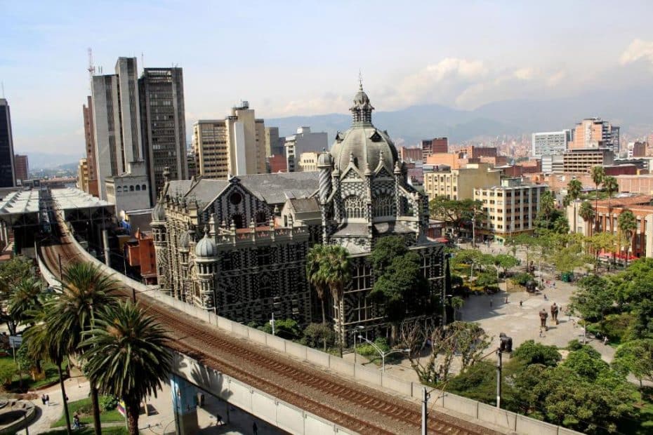 El centro de Medellín puede ser una zona cómoda para alojarse en la ciudad, sobre todo si dispones de poco presupuesto.