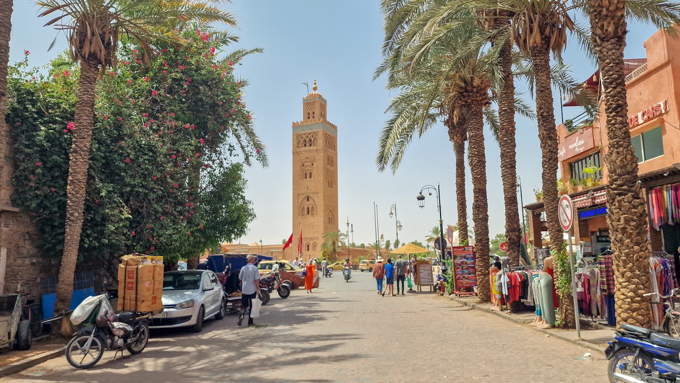 Medina, sede de numerosos lugares de interés, ofrece mercados, hoteles, tiendas y restaurantes.