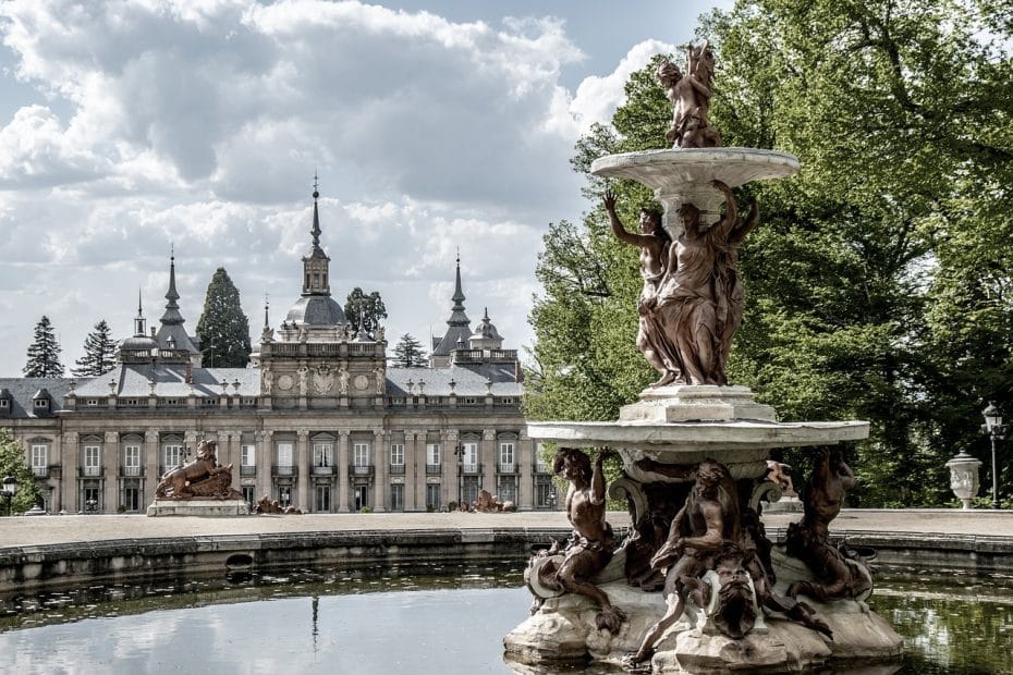 La Granja de San Ildefonso è perfetta per un'esperienza più tranquilla, circondata dalla natura e dagli splendidi giardini del Palazzo Reale.