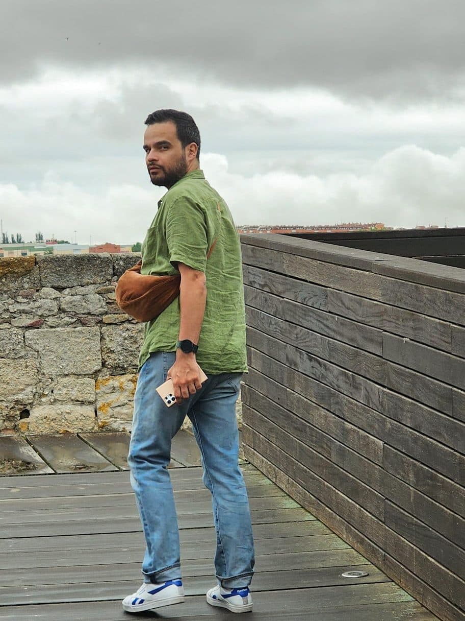 Yo, caminando hacia el mirador del castillo