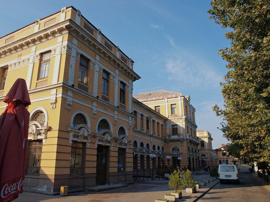 La stazione centrale di Plovdiv è circondata da hotel e ristoranti.