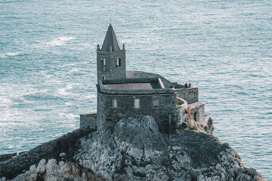 Portovenere potrebbe non essere ufficialmente parte delle Cinque Terre, ma è vicina e condivide molte delle stesse qualità.