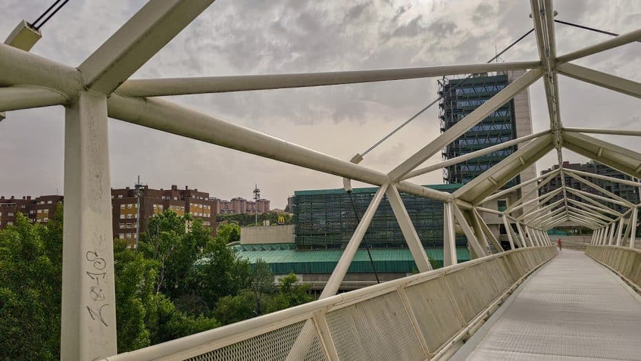 Puente peatonal del Museo de las Ciencias