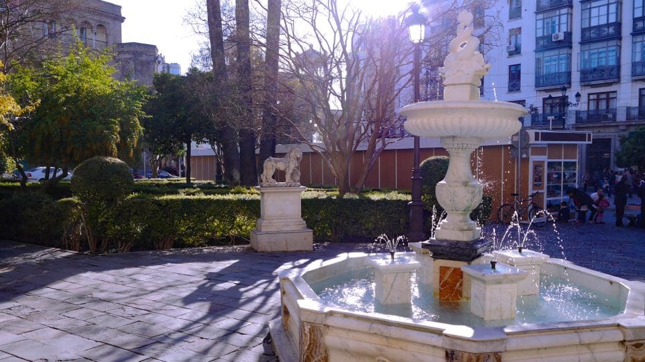 Il quartiere di Santa Cruz ospita numerose piazzette pittoresche