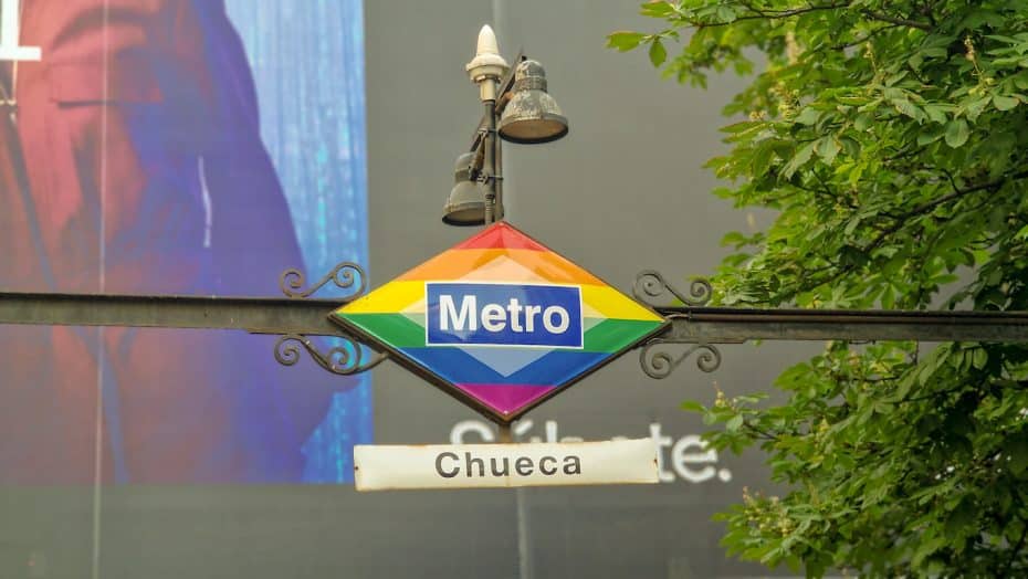 L'estació de metro de Chueca també llueix l'arc de Sant Martí com a recordatori de la mentalitat integradora del barri