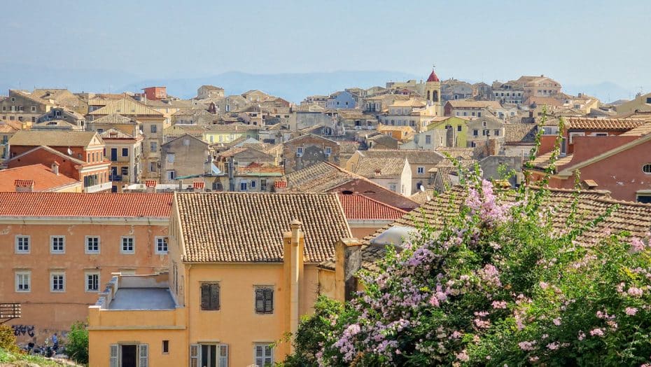 El casco antiguo de la Ciudad de Corfú es la mejor zona donde alojarse por sus calles estrechas, arquitectura histórica, mercados animados y proximidad a los principales lugares de interés