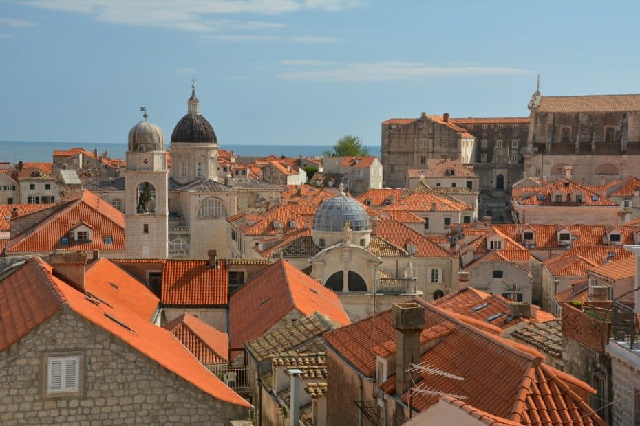 El Casco Antiguo ofrece un lugar ideal donde alojarse en Dubrovnik por su arquitectura medieval bien conservada, su proximidad a los principales lugares de interés y sus animadas plazas de mercado.
