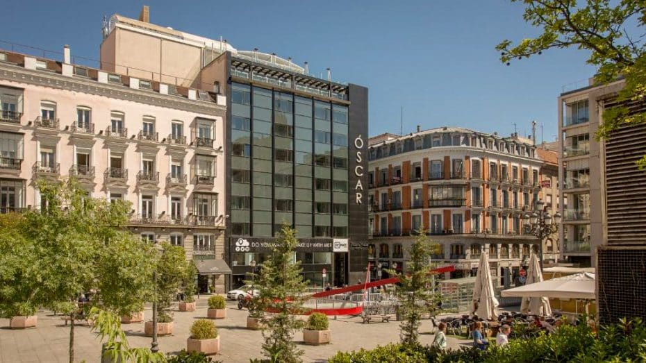 El Room Mate Oscar está frente a la plaza de Pedro Zerolo, en el corazón de la zona gay de Madrid