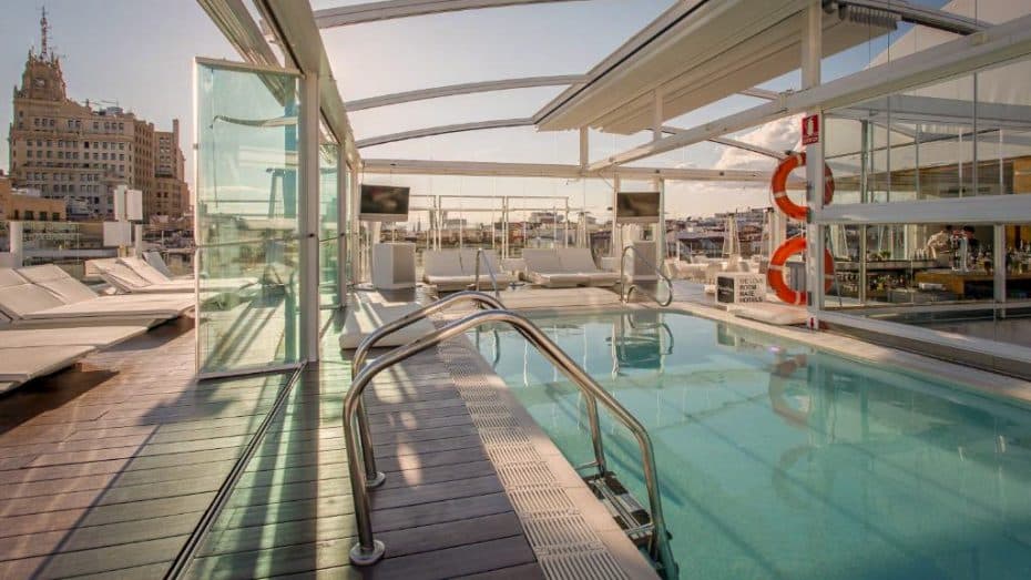 La azotea del hotel tiene excelentes vistas de 360º de Madrid, un bar y una piscina