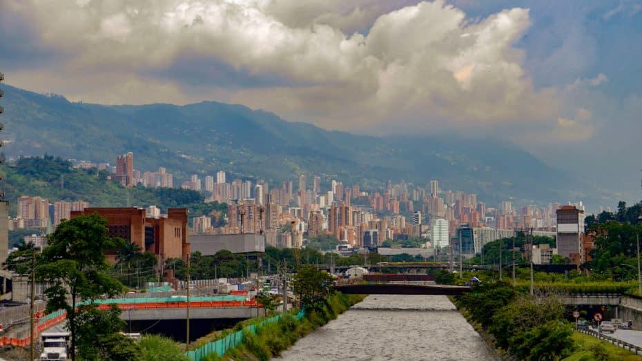 Vistas del río Medellín y El Poblado desde La Alpujarra