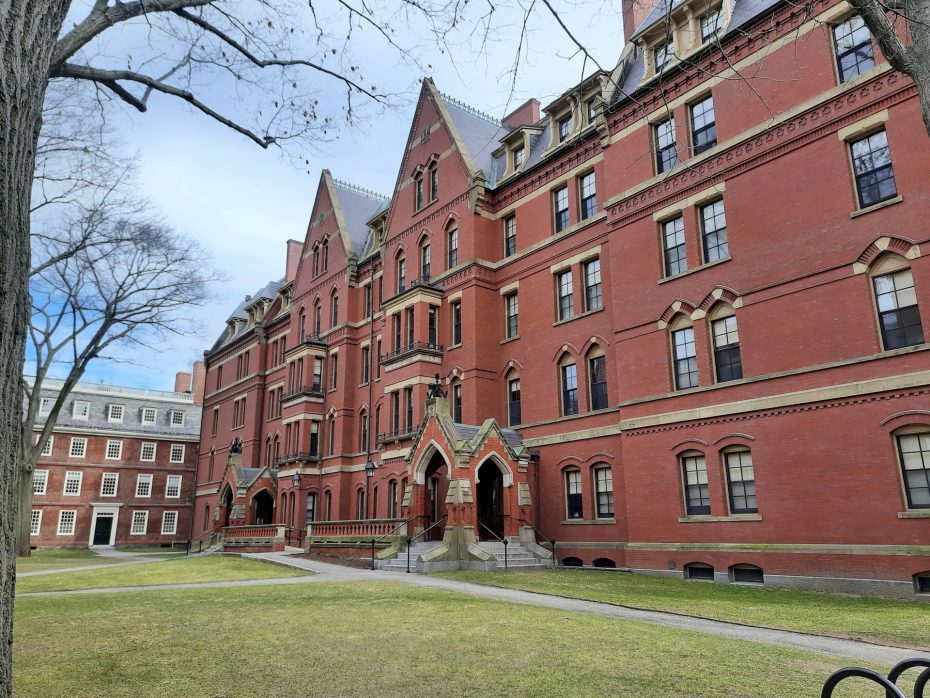 Dall'altra parte del fiume Charles rispetto a Boston, Cambridge è un centro di istituzioni accademiche come l'Università di Harvard e il MIT. Offre ristoranti, negozi e cultura.