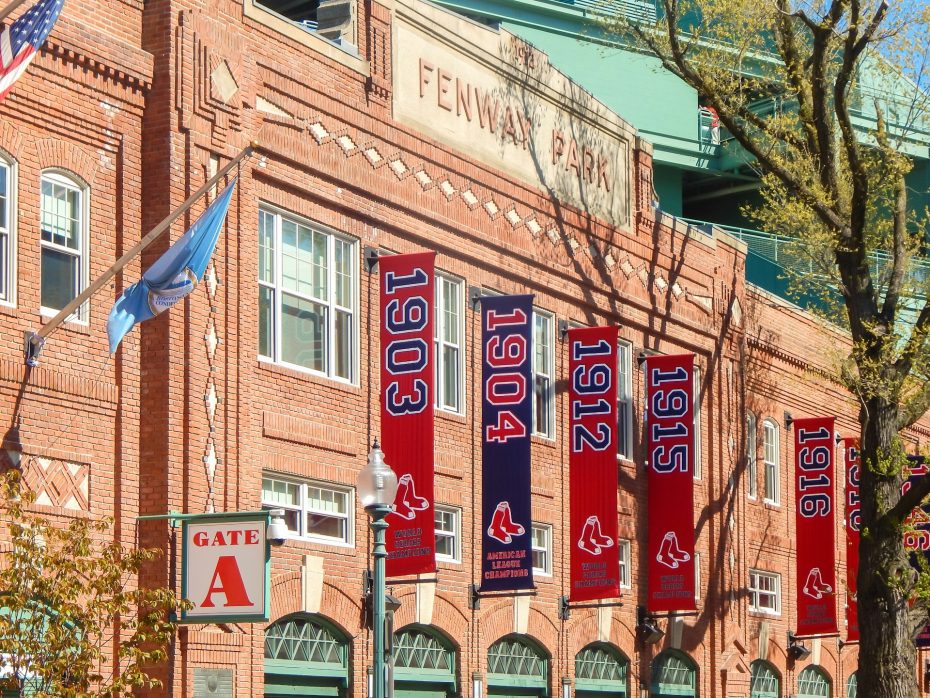 Conosciuta soprattutto per il Fenway Park e i Red Sox, Fenway Kenmore offre molto di più del baseball. Ha una vivace vita notturna con numerosi bar, ristoranti, musei e college nelle vicinanze.